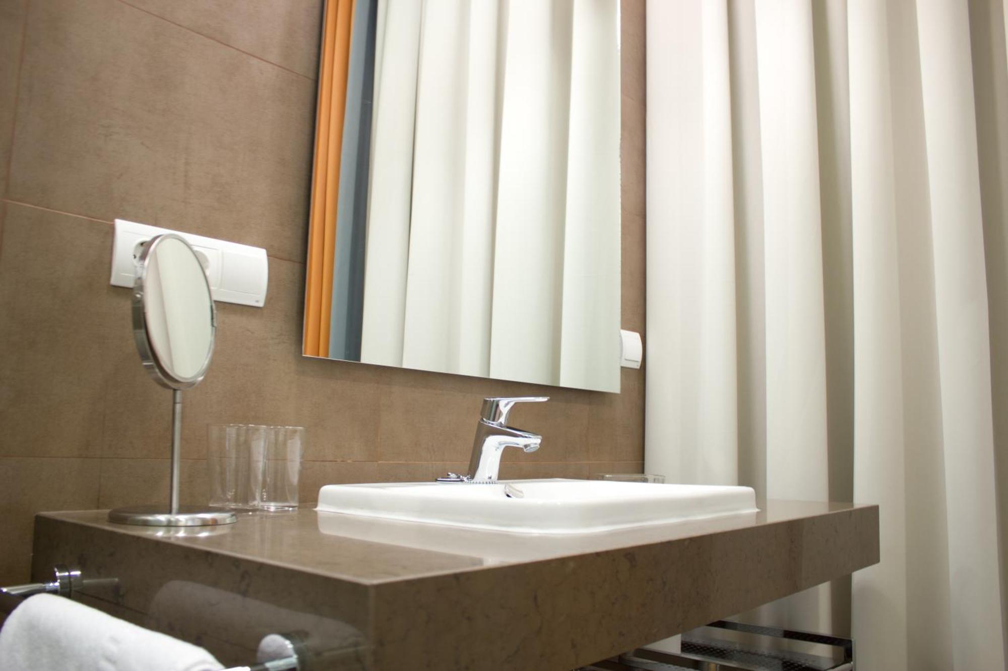 Life Apartments Alberto Lista Севилья Экстерьер фото